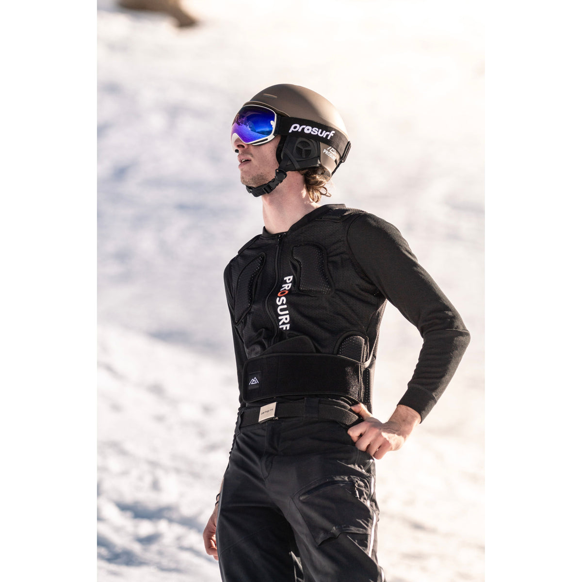 Skieur portant le gilet de protection dorsale D3O PROSURF sur la neige