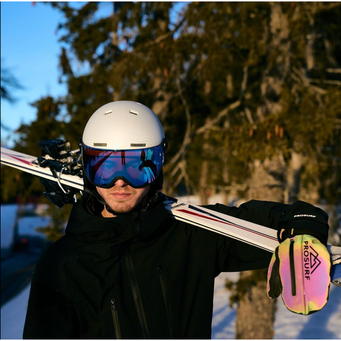 Skieur portant le casque à visière photochromique Carbon Visor PROSURF, visière baissée
